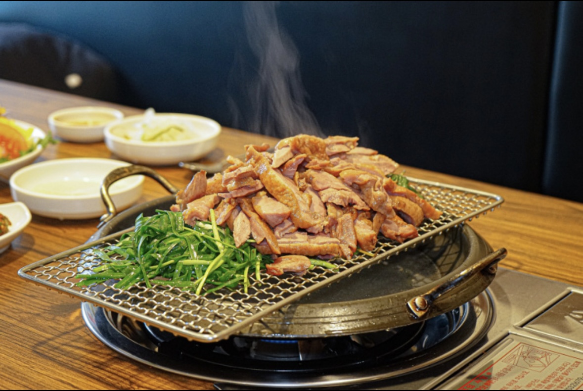 Donori 熏鸭拼盘，皮色闪亮，蒸气袅袅