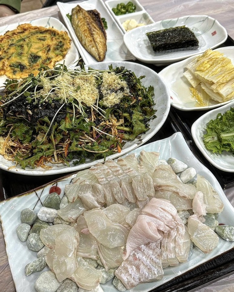 Saessak Makhoi 全州比目鱼与芽菜白泡菜拼盘