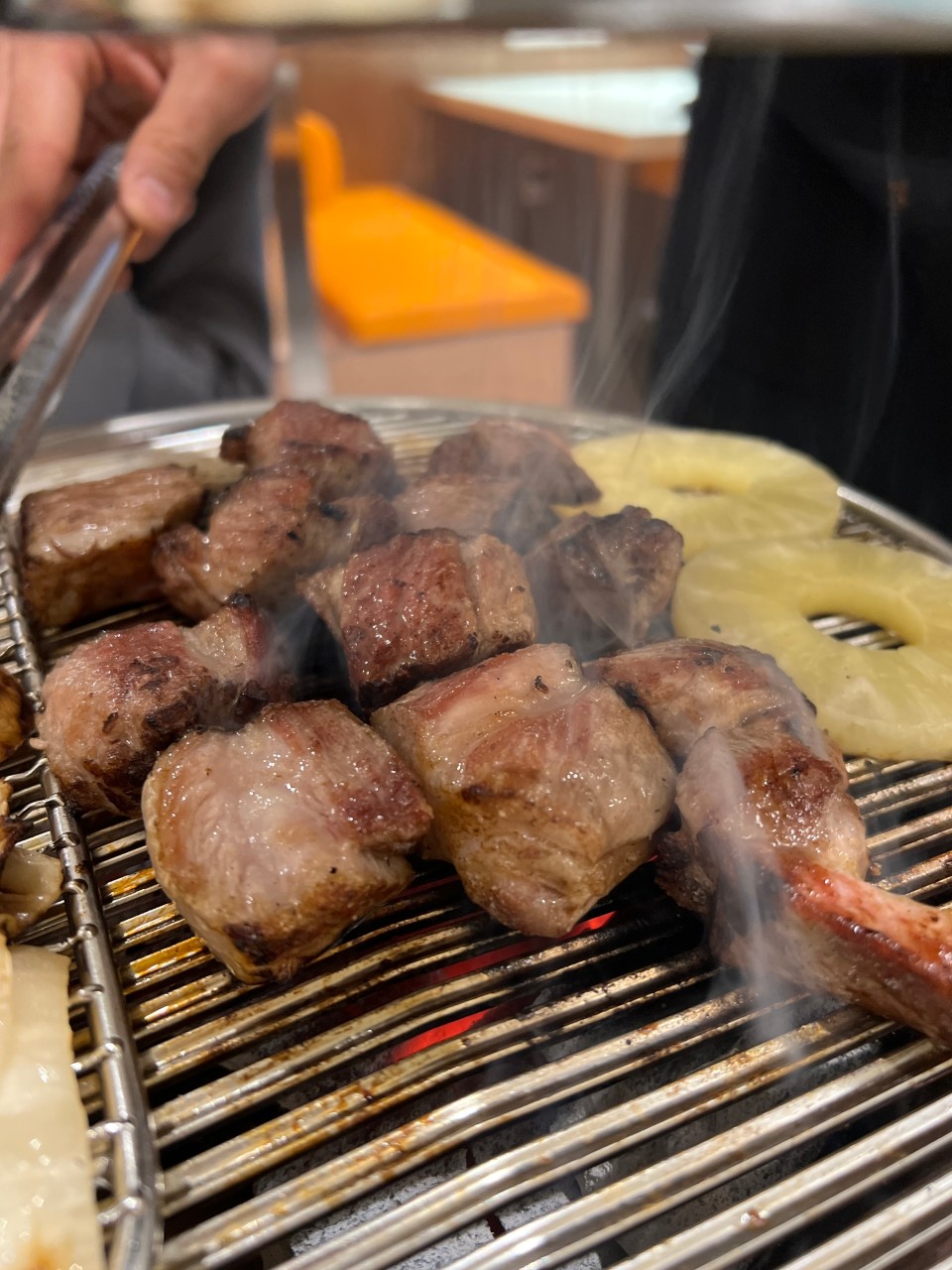 新论岘Sinsa Pig House炭火烤猪肉