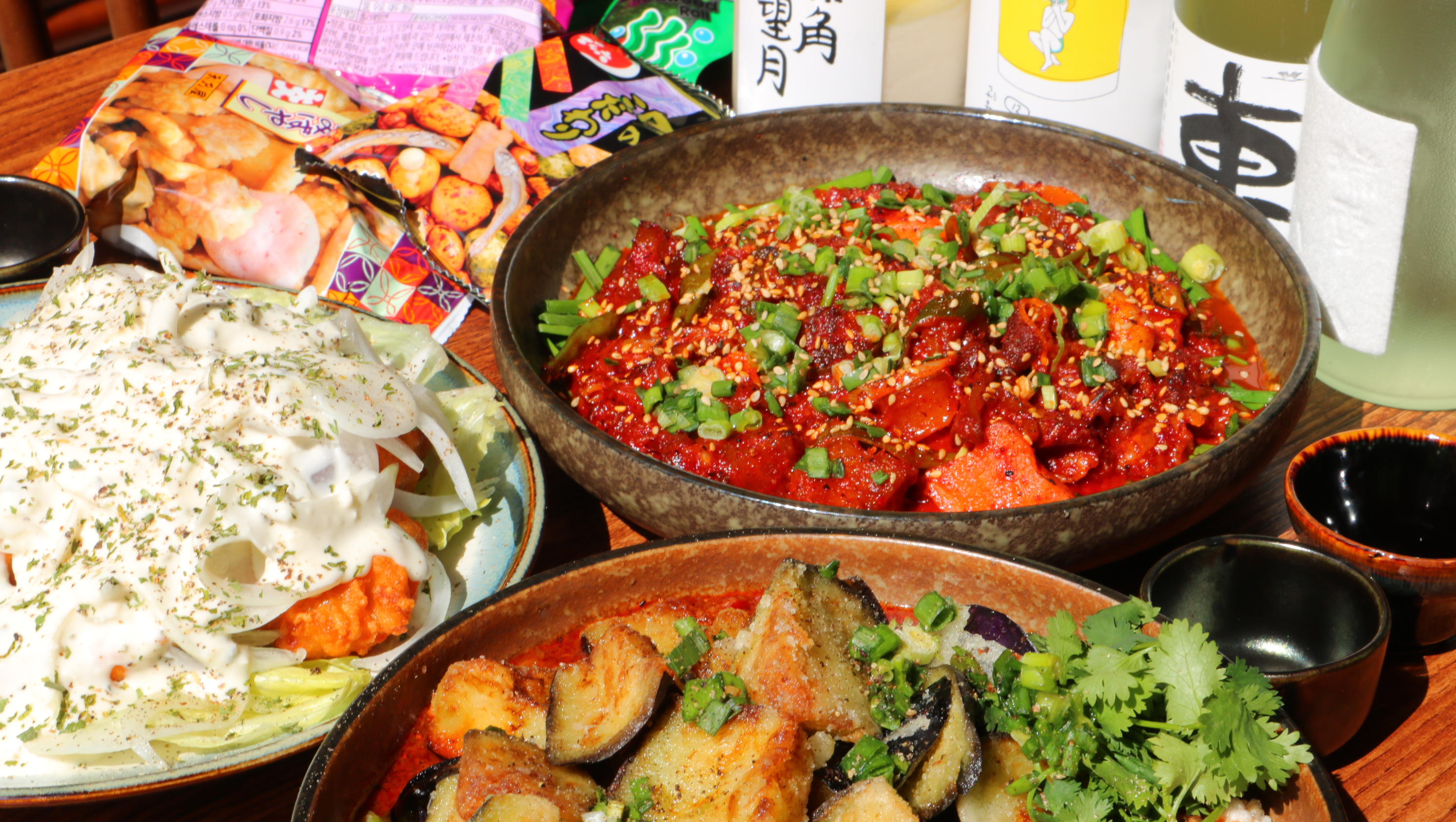 サダン駅近くの大きな窓と伝統酒が揃うSISI and BIBI