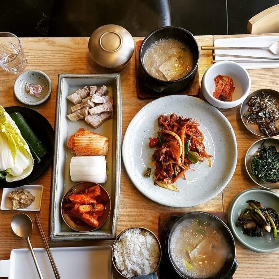 Lakheeoak Euljiro Korean pub table with highball and bossam