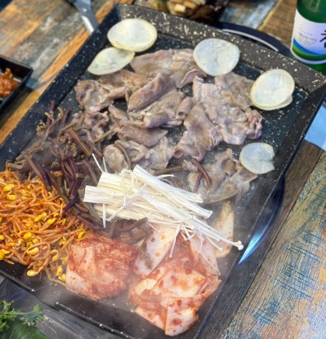 Ilpum Daepae Siji thin-sliced belly with abundant greens and sides