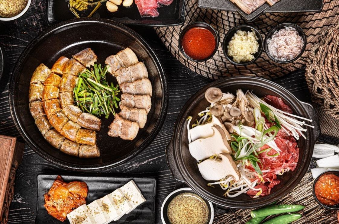 Jeongseong Sundae熱騰騰手工血腸火鍋與蔬菜慢燉中