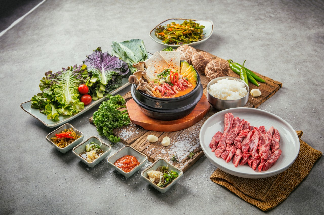 Taesan 1970 premium short ribs and Korean beef platters