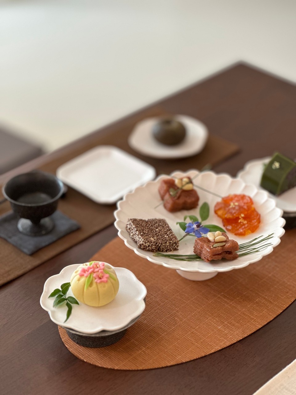 暖かい光の中のMuiyo韓国デザートとお茶のペアリング