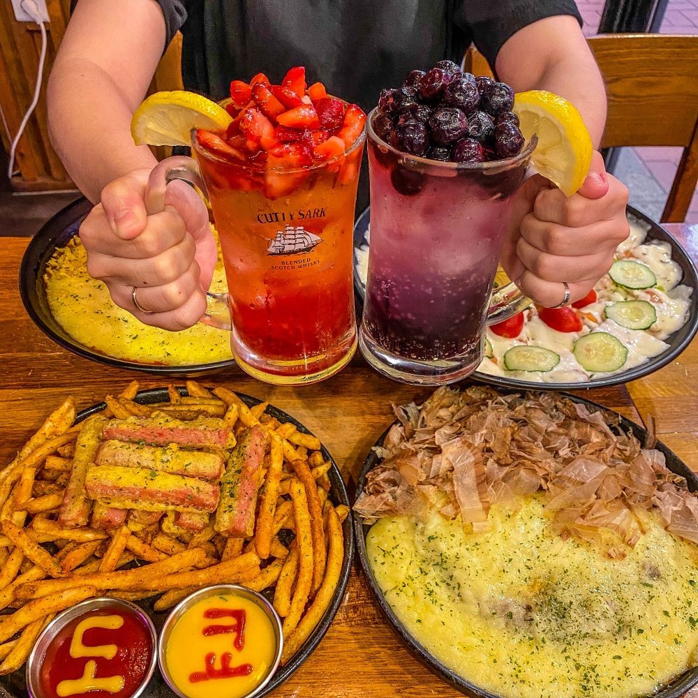 東京マーケット 西面 居酒屋カウンターと多彩な料理とドリンク