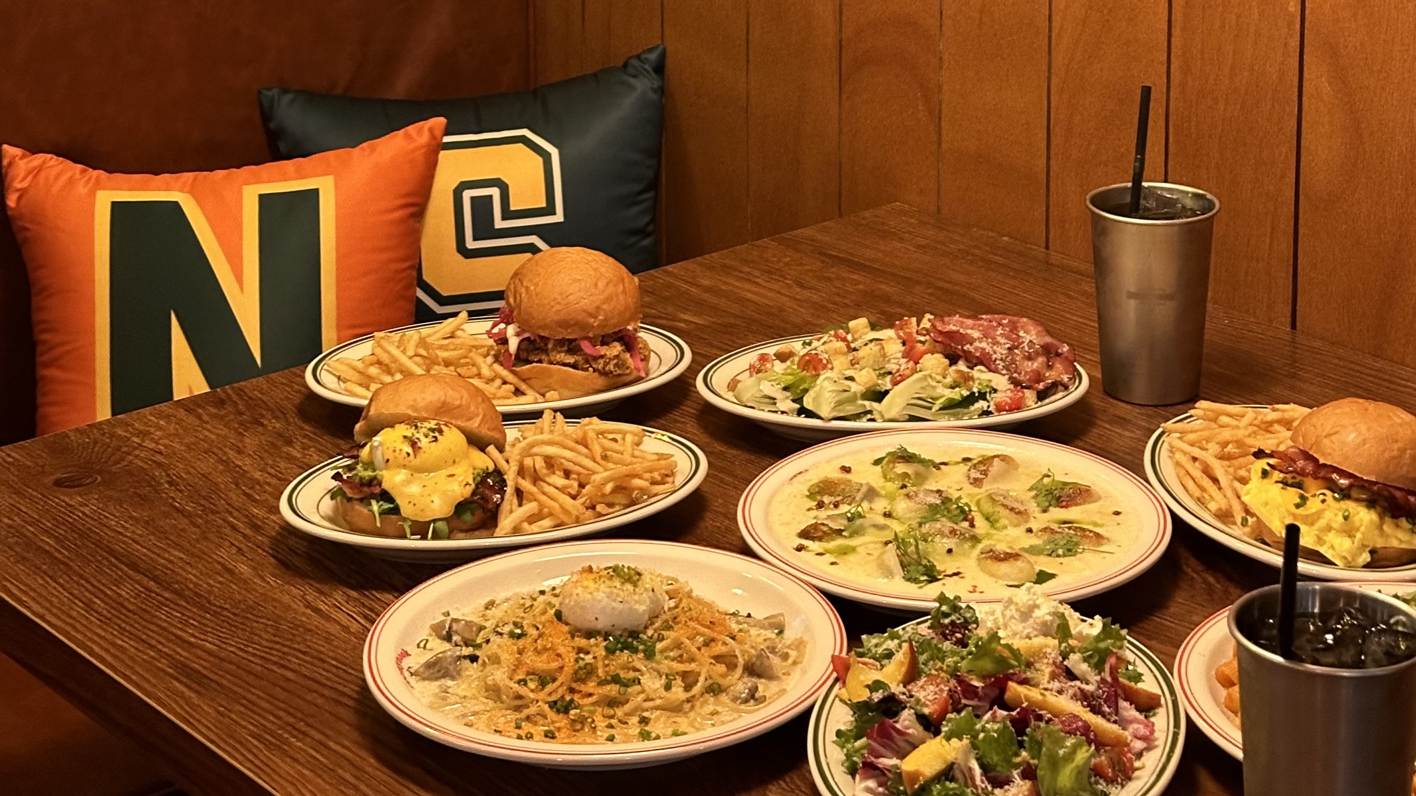 成秀の地下にある流行のカフェ、Sunny Nookのチキンサンドイッチとブランチプレート