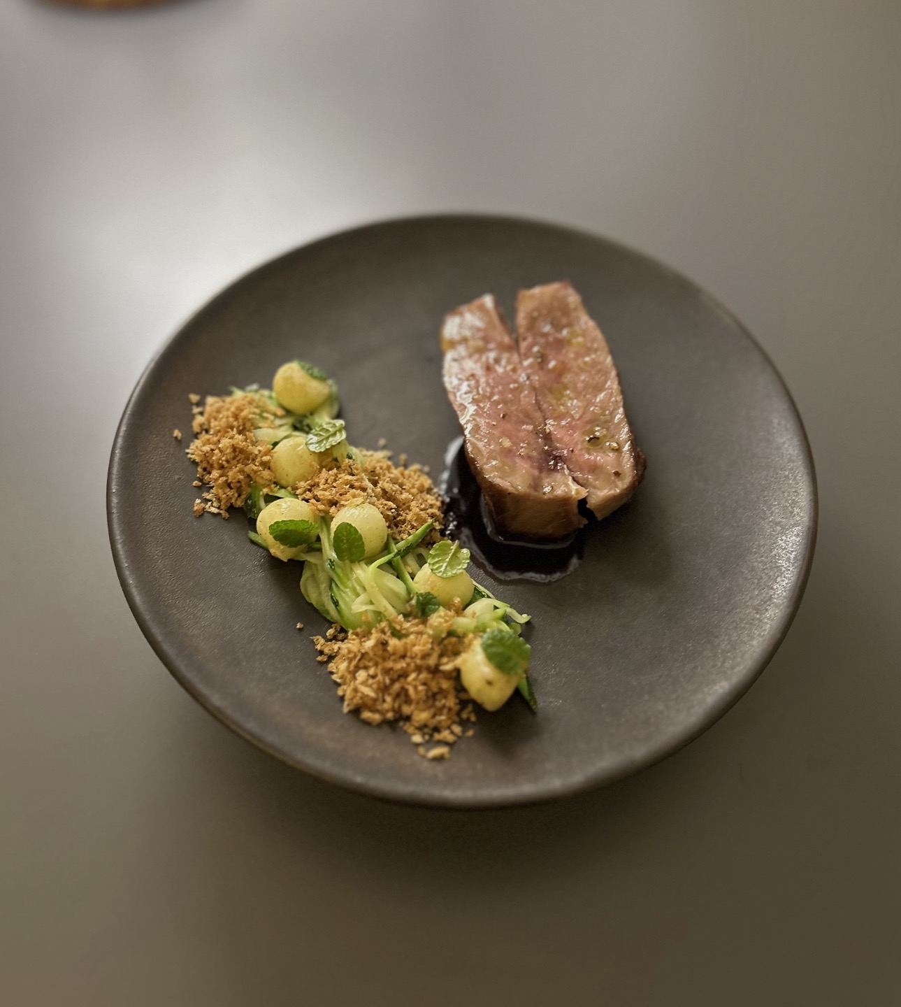 Pitt 现代精选套餐摆盘，安静的餐厅环境