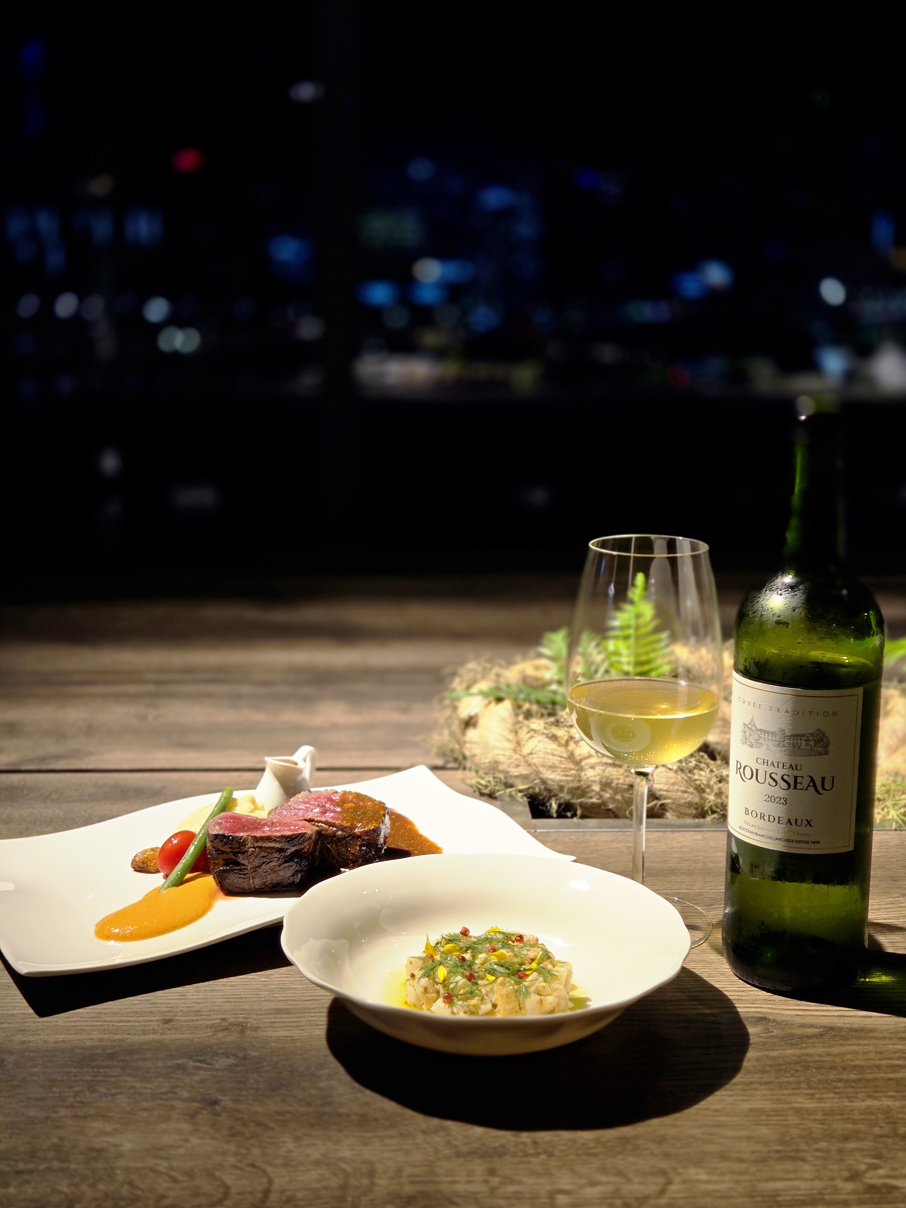 釜山港を望むサウアヨンドのダイニングルーム