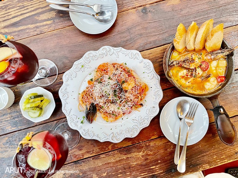 Platz Mullae cozy wine bar interior and plates