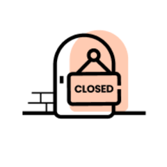 舒适的二楼酒廊客厅，带有多样小食与烈酒