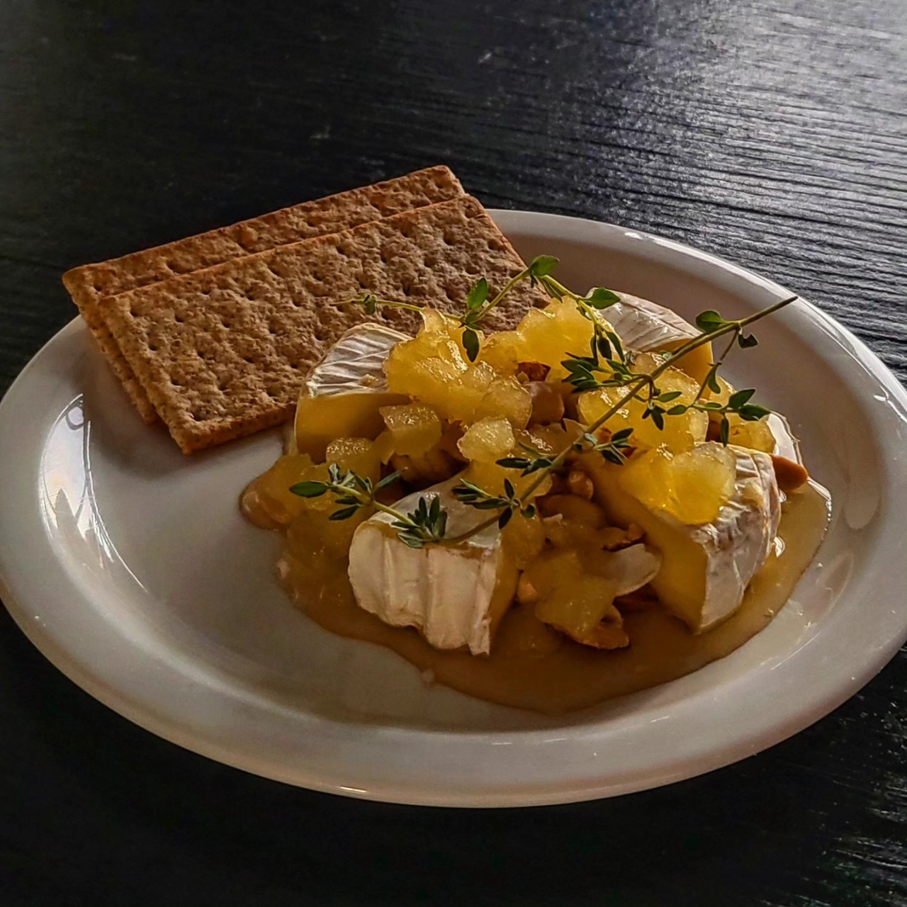 틸트틸트 첨단 フュージョン料理とワイン 居心地の良いダイニングルーム