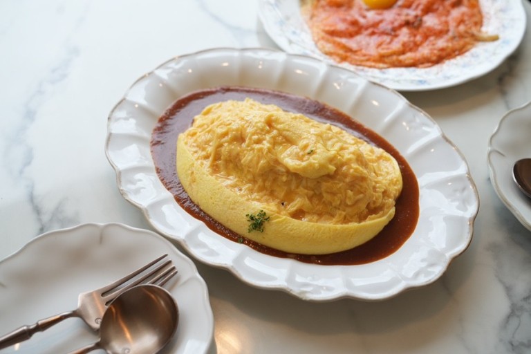 Seongsu Darak omelette rice and brunch pasta in a sunlit room