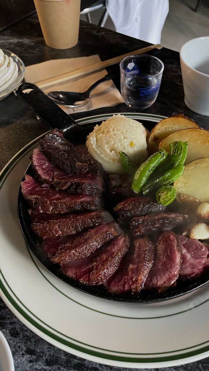 Sorang cozy home-like interior with beef plates and drinks