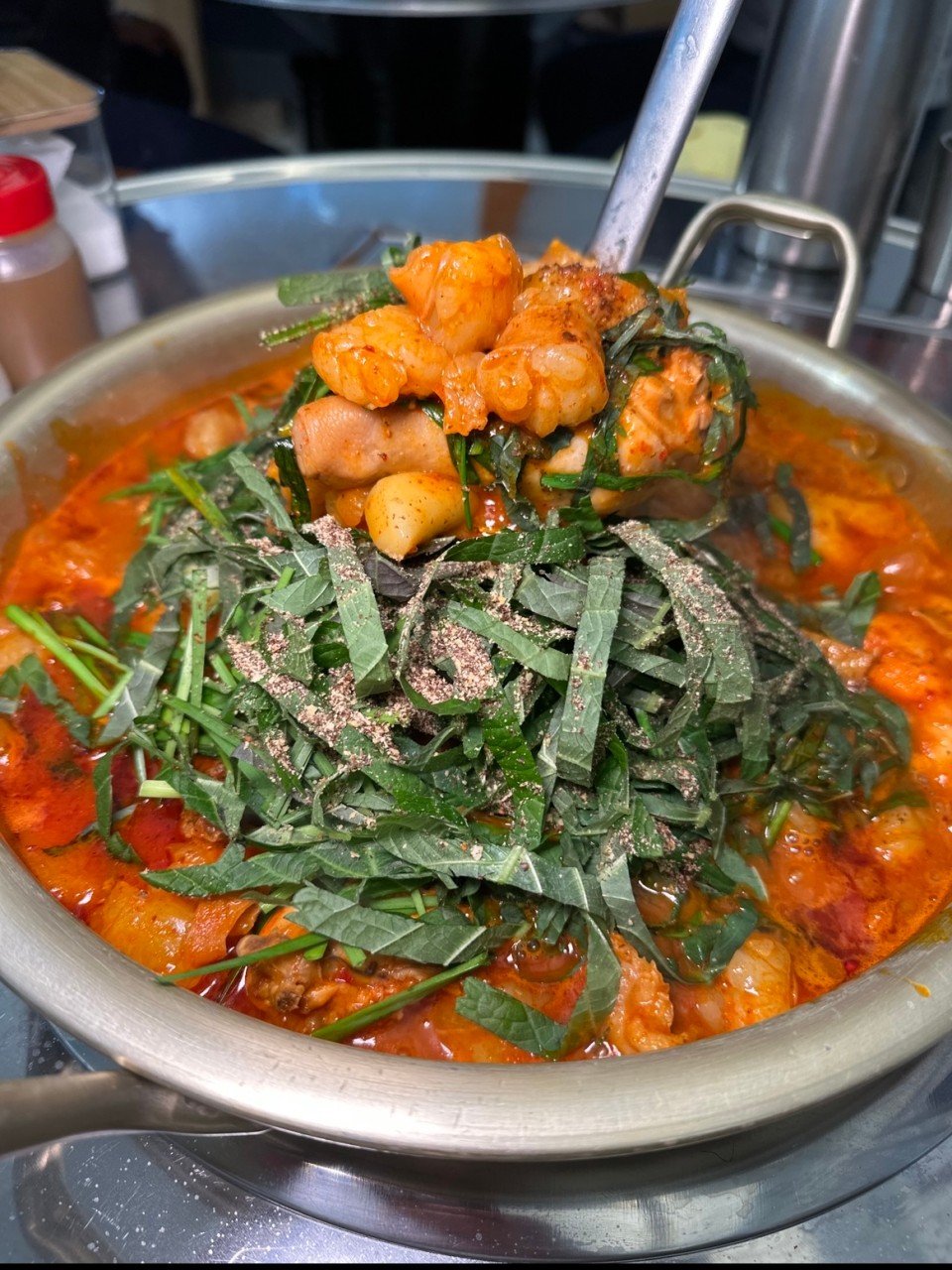 Isuga Main Branch Korean dishes, whole chicken and braised chicken