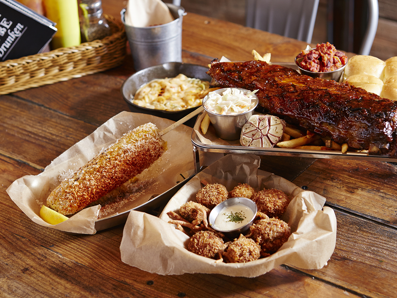 LOCOS BBQ ギョングリダン通りのブリスケットとリブの盛り合わせ