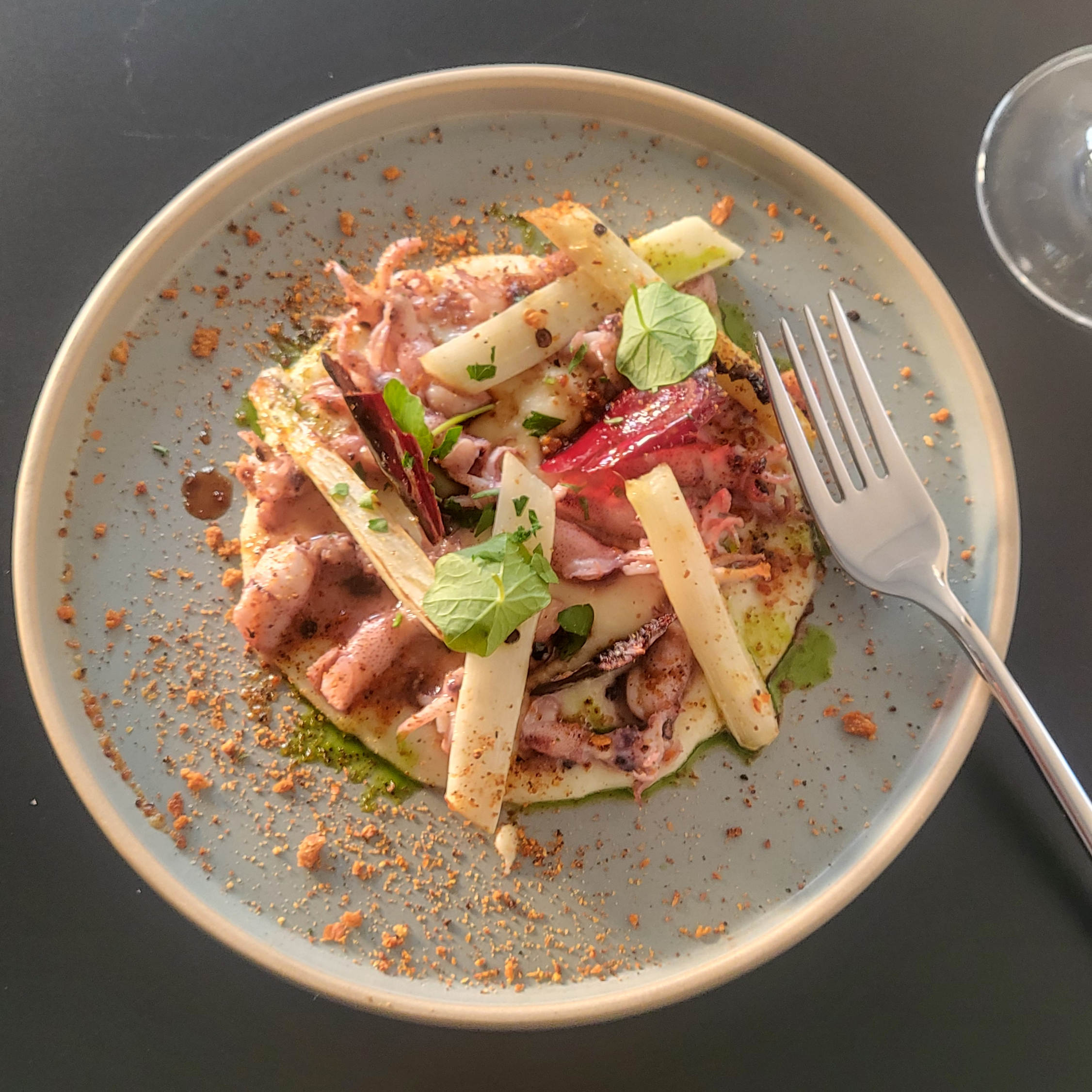 Bistro JoJo舒適紅酒吧，搭配五花肉蘑菇奶油義大利麵