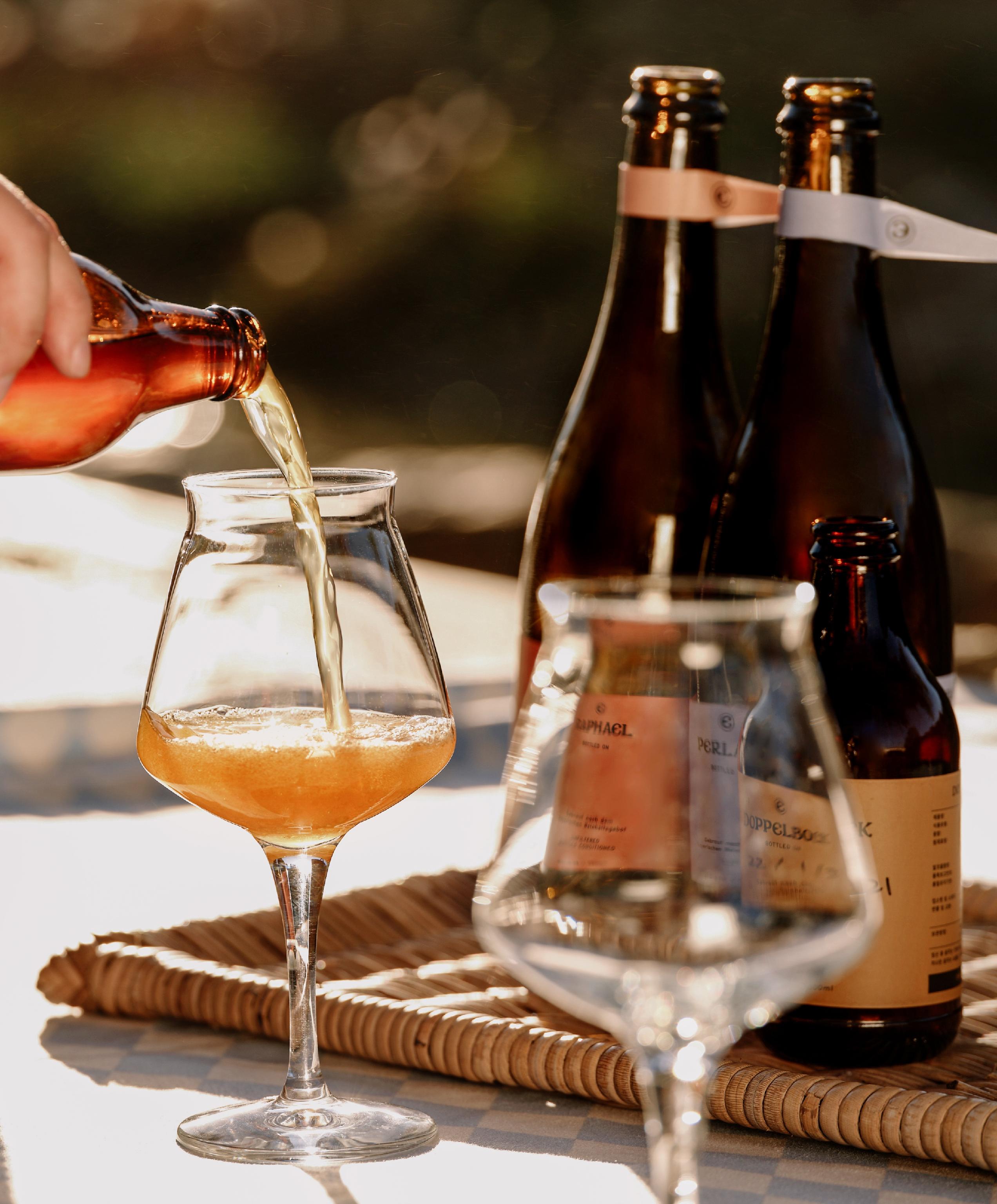 Ein Glas手工釀造啤酒倒入高腳杯