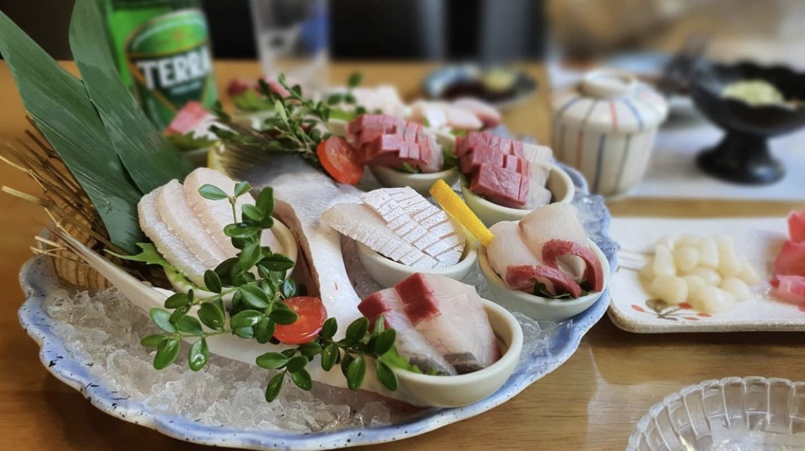 南浦の大きな窓からのカッポシン刺身コースの様子