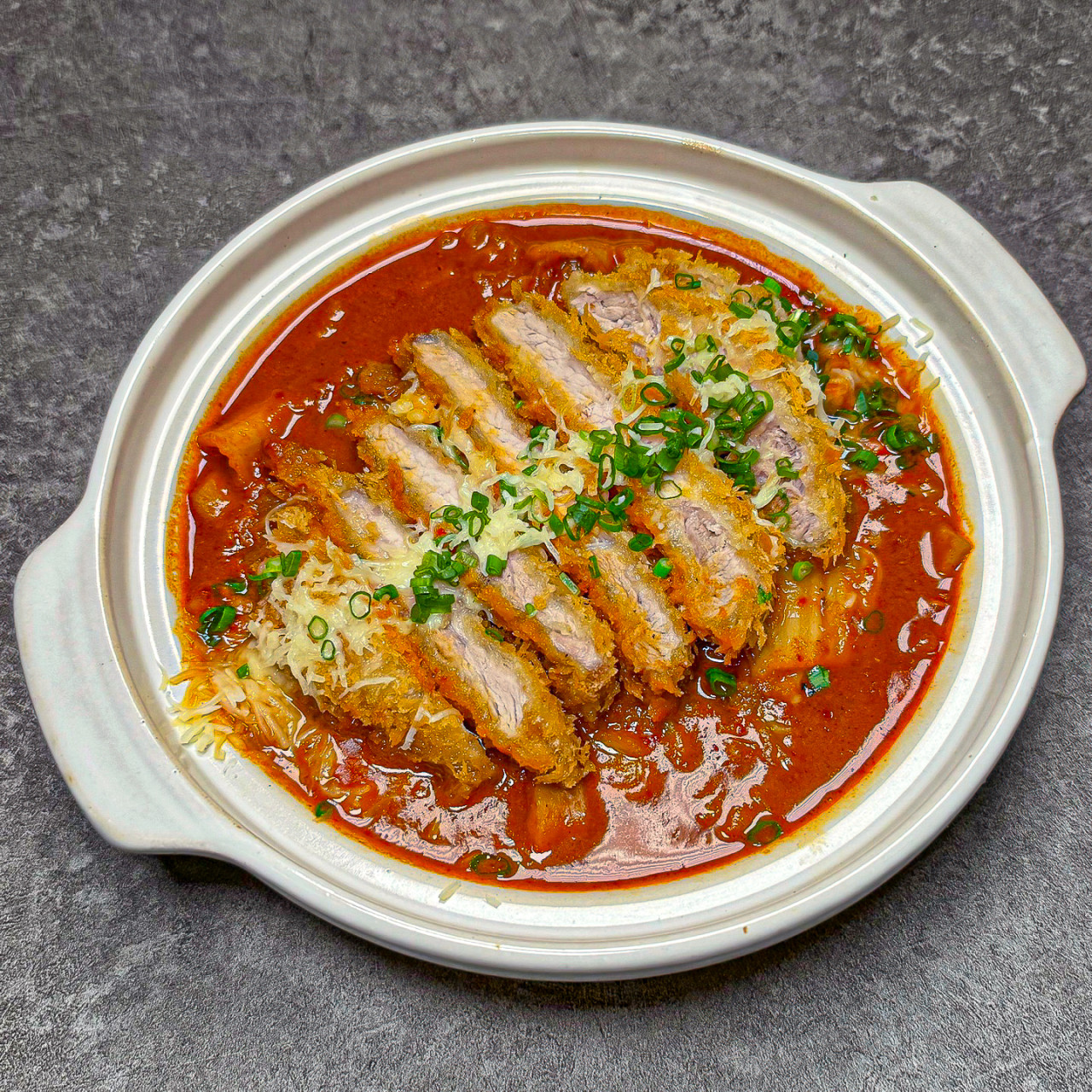 Kuhichi 延南店粉色中心的牛肉炸猪排切片