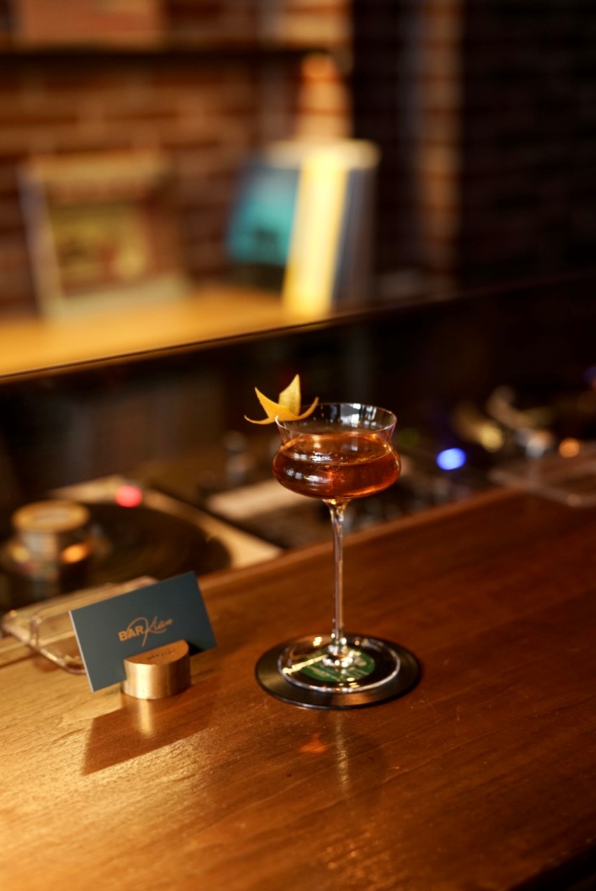 Bar Kian vinyl turntable and classic cocktail setup