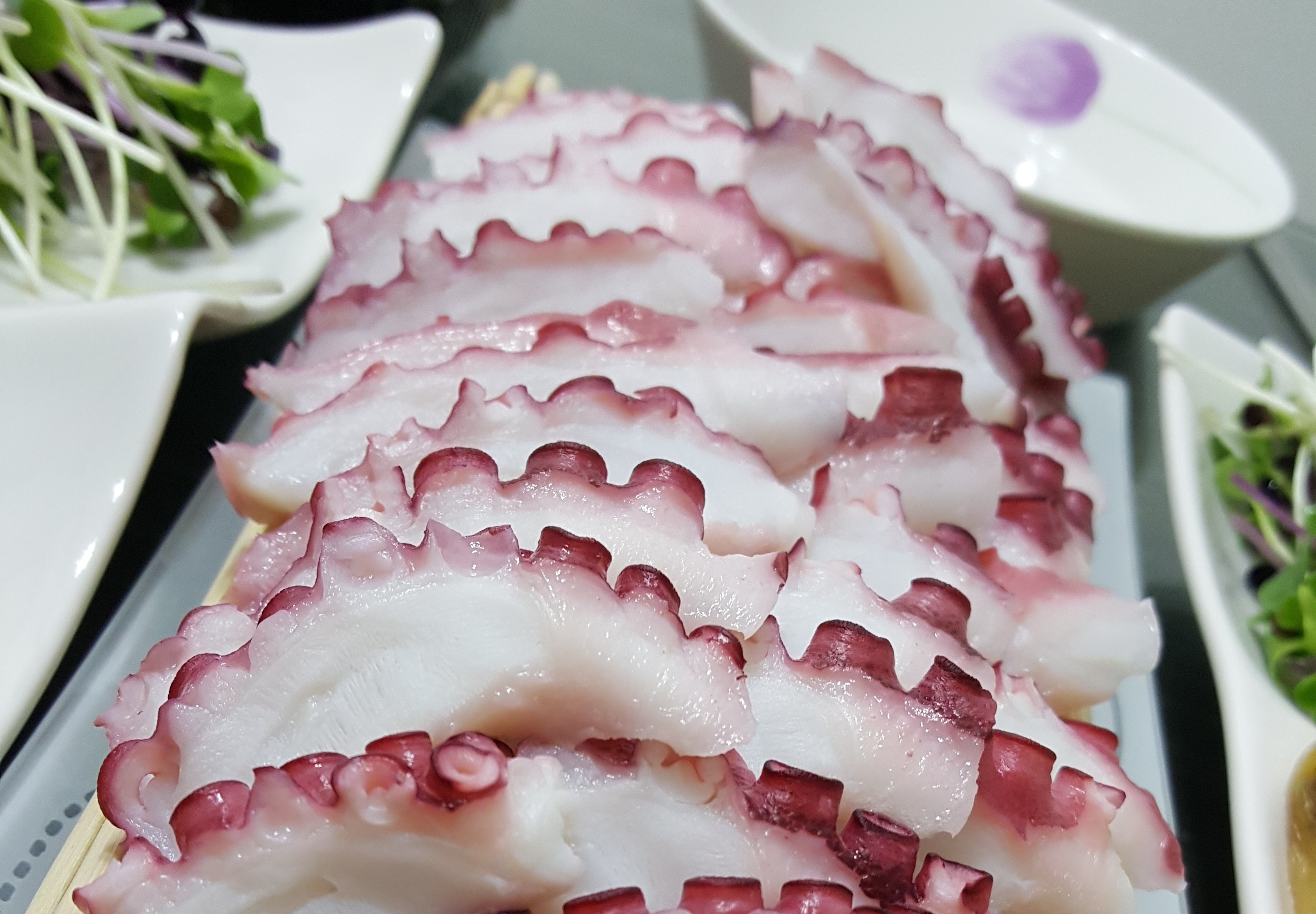 Geumrang Hoetjip生鱼片套餐，窗外广安大桥景致