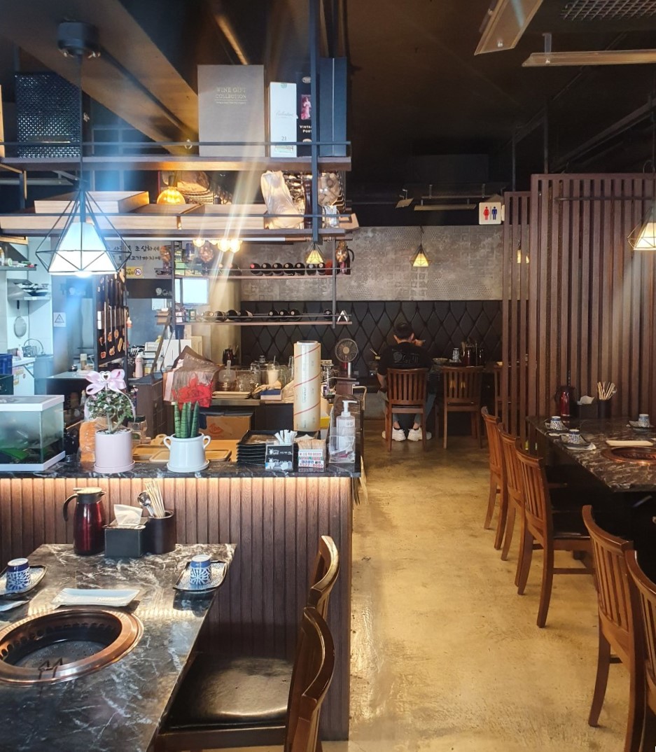 Ninepiecegrill 厨师烤肋排搭配奶油與葡萄酒氛圍