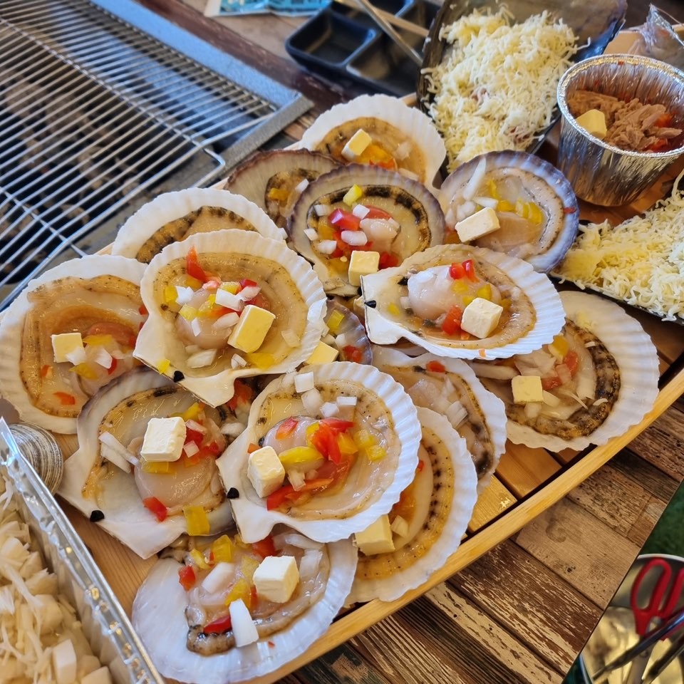 清沙浦のハワイアンスタイルの貝焼きと海の景色