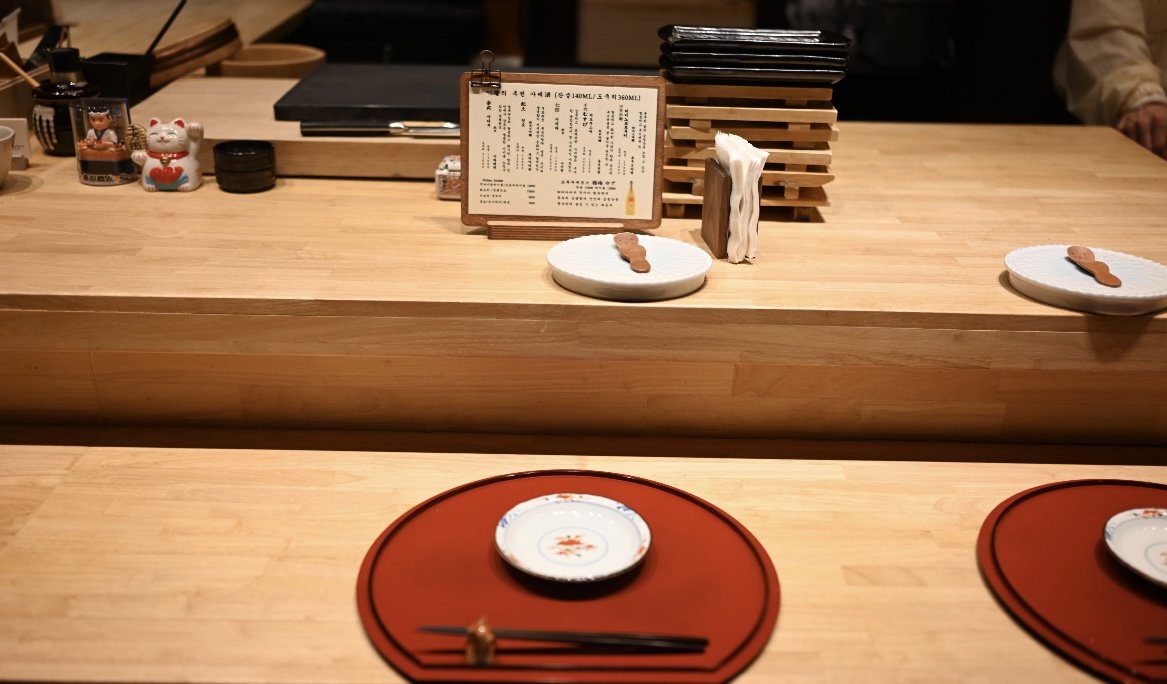 海雲台のNAO SUSHIのミニマルな寿司盛り付け