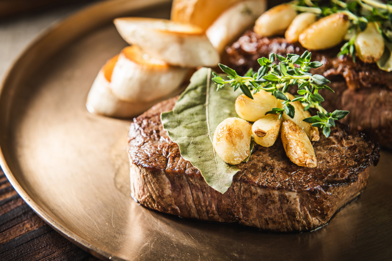 쉐누하누 판교 셰프가 숙성 한우를 굽는 모습