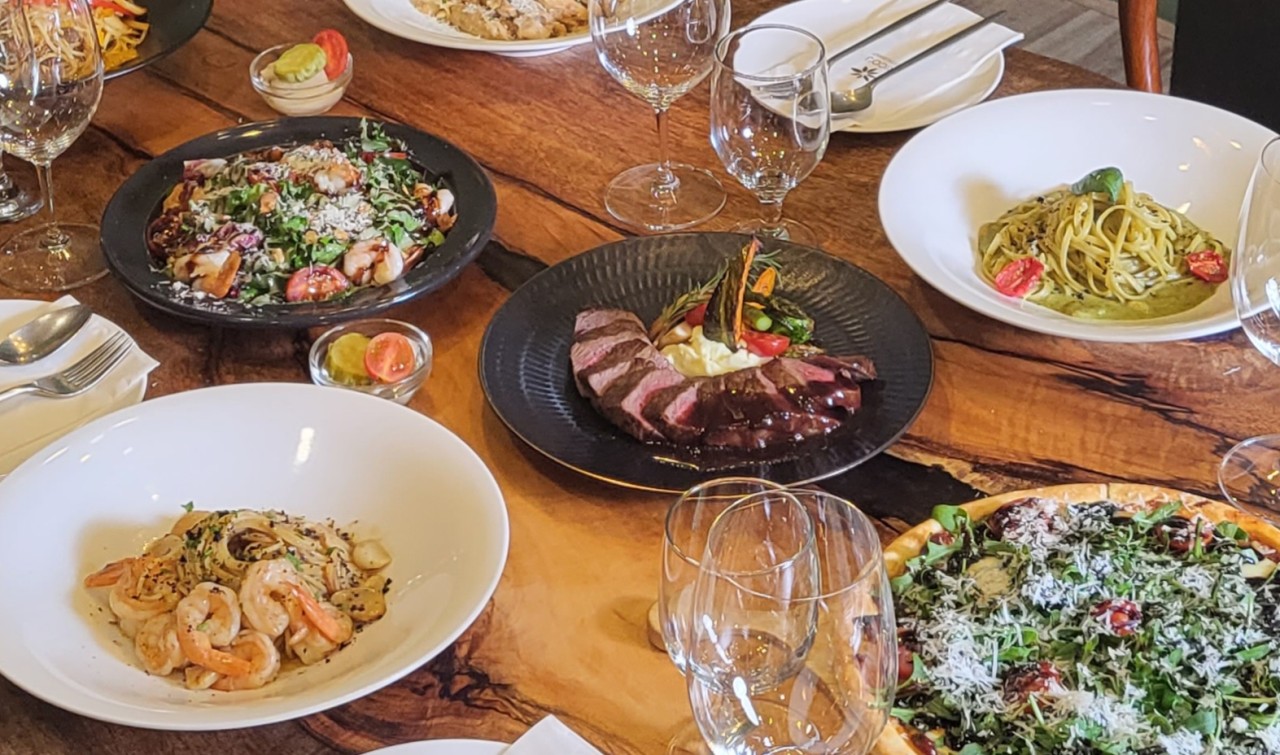 Rico J Restaurant 高档内饰与牛排摆盘