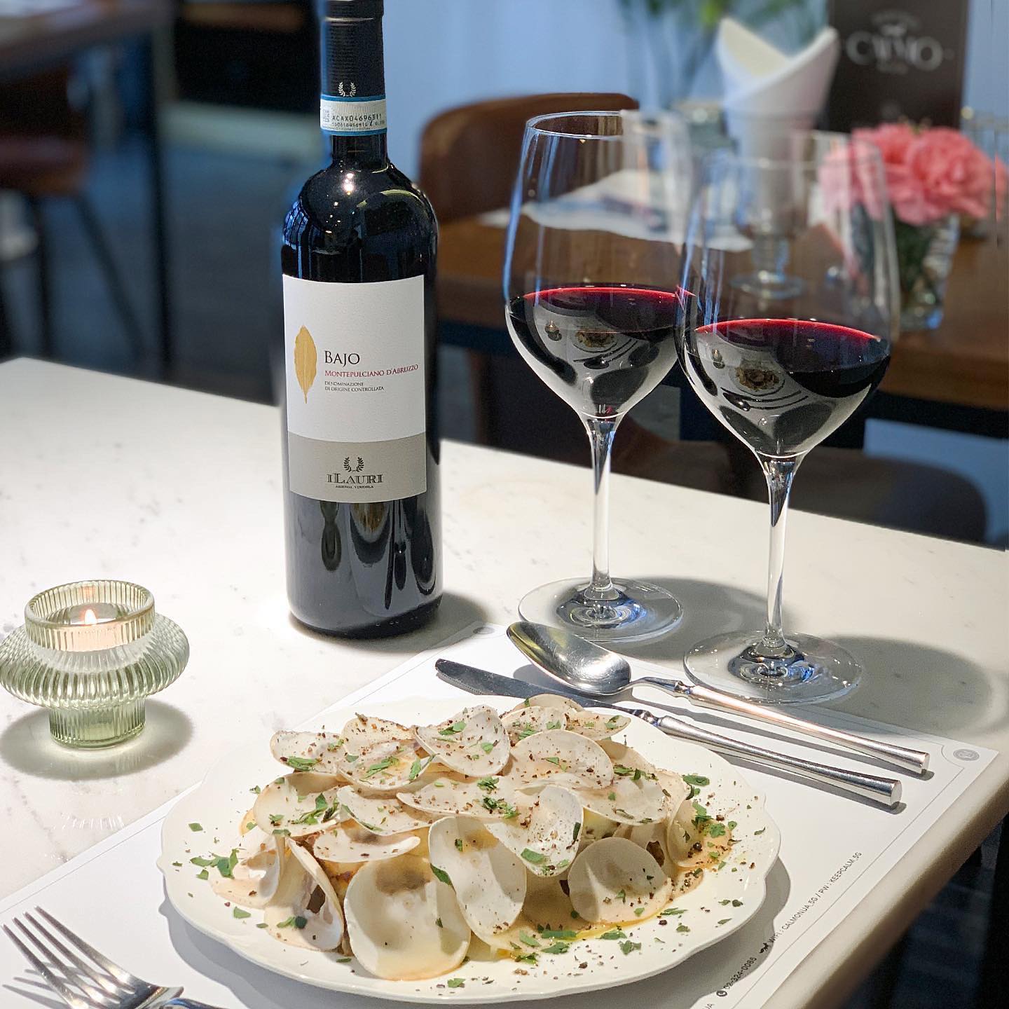 Calmonuaのトリュフラザニア、層状パスタシートと蒸気が立ち上る様子