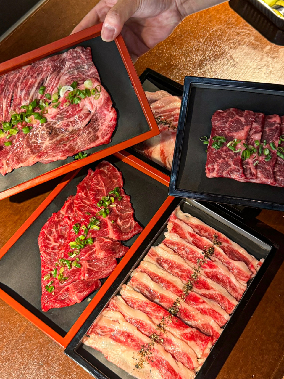 Muyaholand yakiniku grill with assorted cuts and highballs