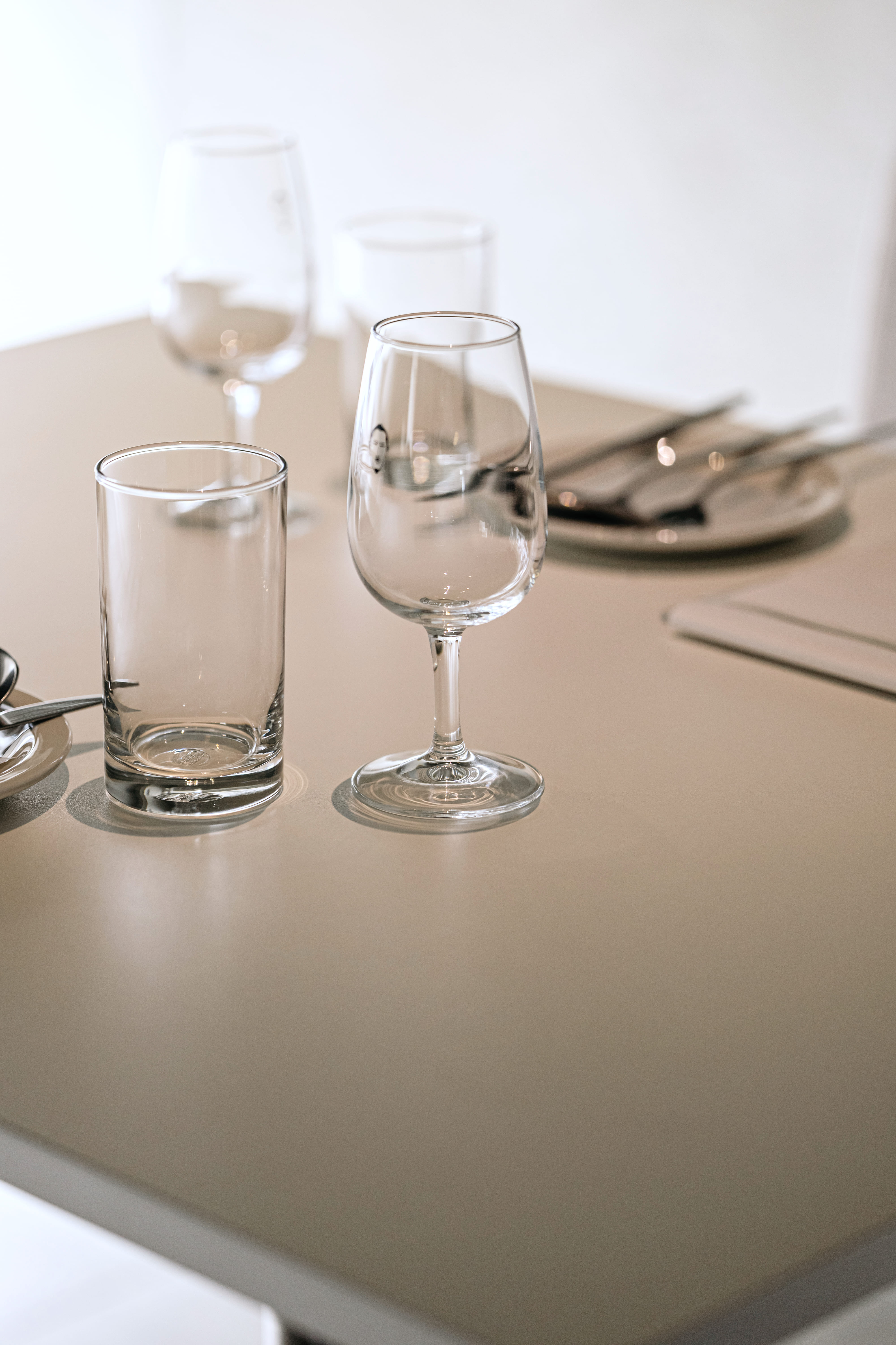 Outro by Vito昏暗光線的新式小酒館，主打自然酒與精緻小份餐點