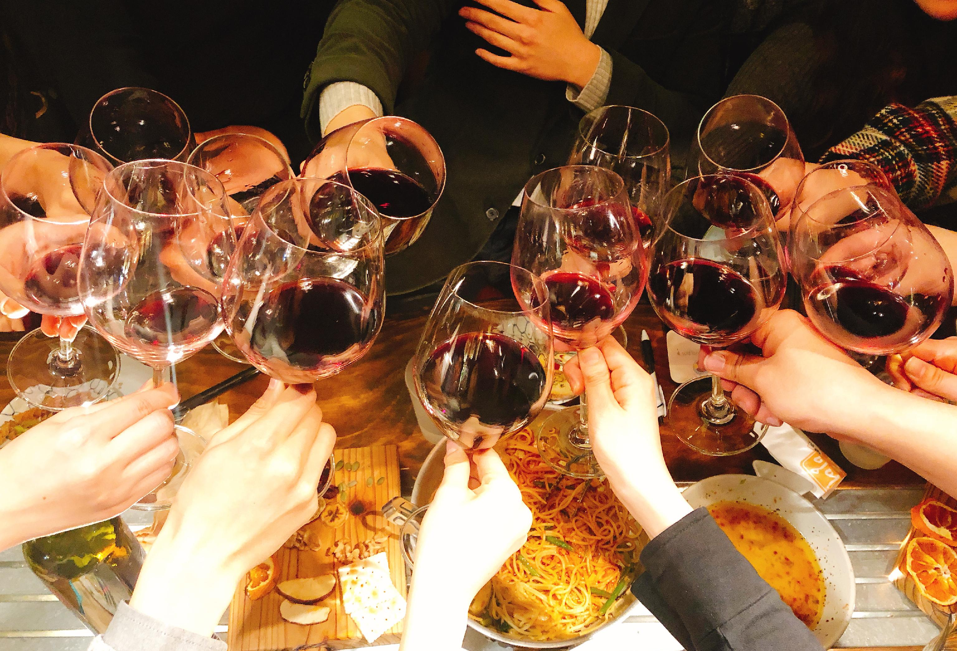 Mangwon区Gongjak酒吧与艺术空间，提供葡萄酒、鸡尾酒及共享美食