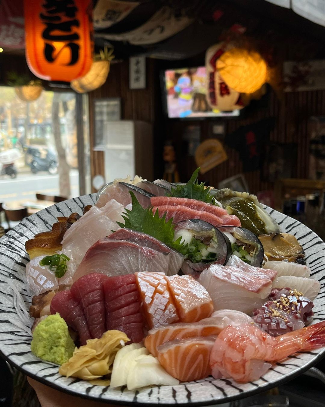 Uhhwa居酒屋生鱼片与小份菜品