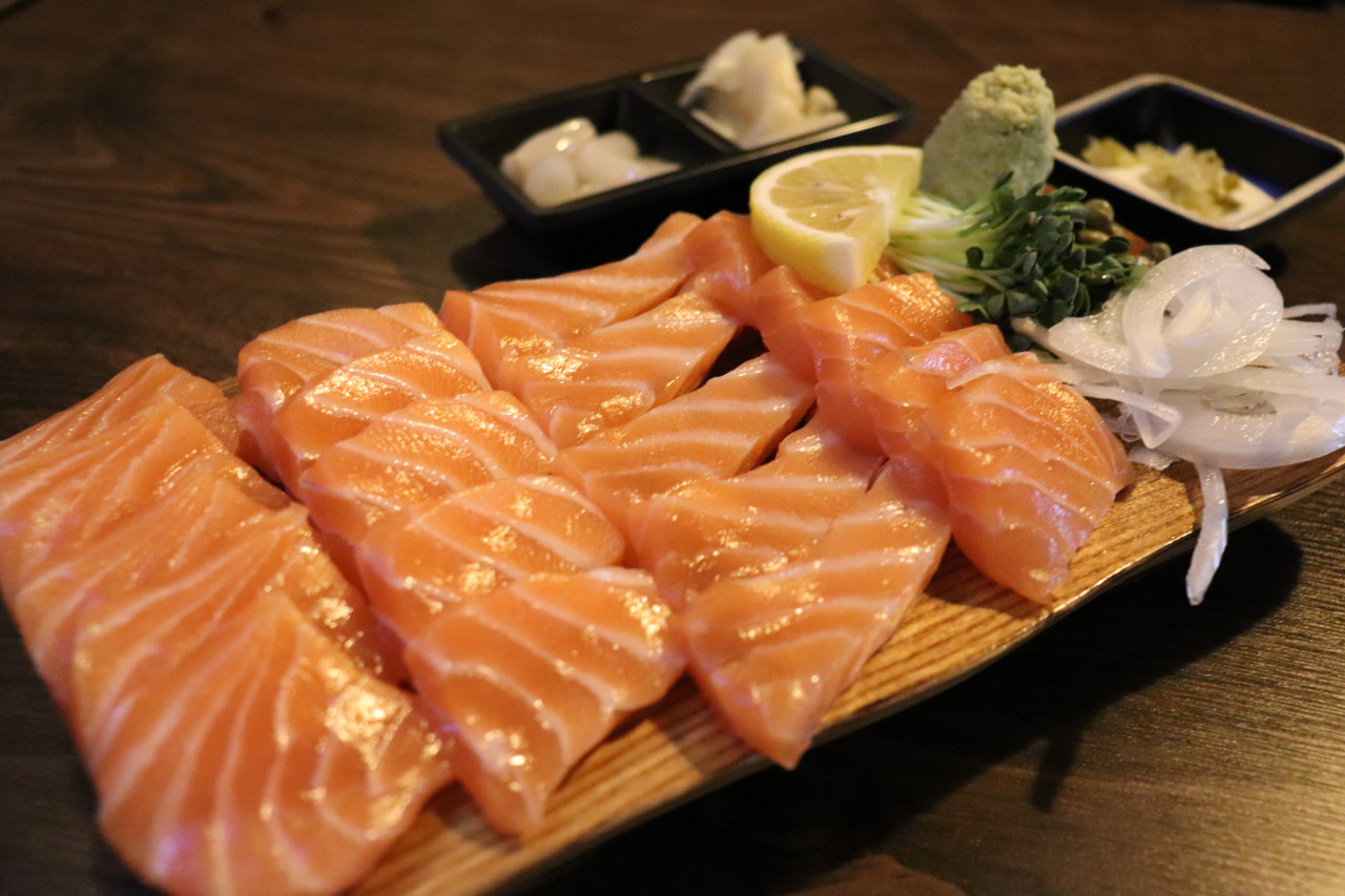 Simsang 餐酒吧配陈年刺身和鸡尾酒