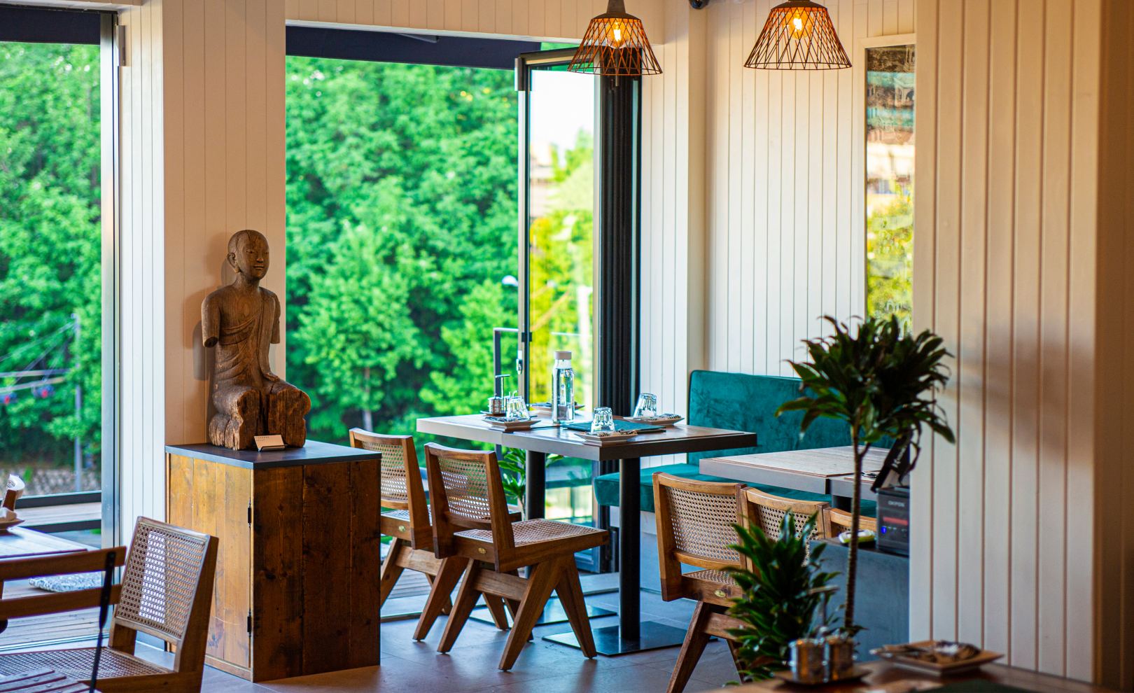 Buddha’s Belly泰式咖哩及麵食盤，溫馨燈光