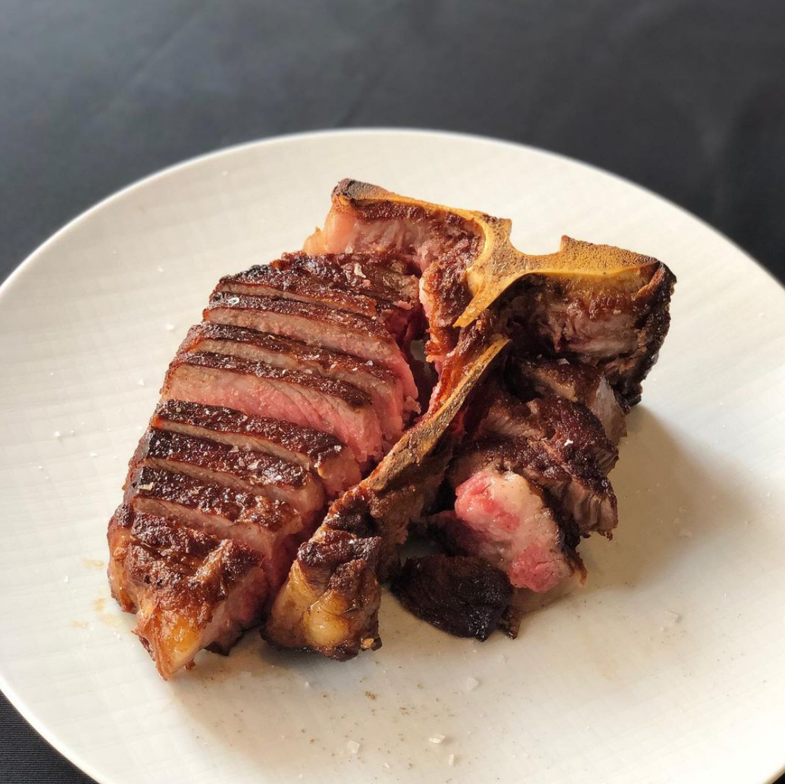 Unknown DinerのドライエイジドTボーンステーキ スライス盛り付け