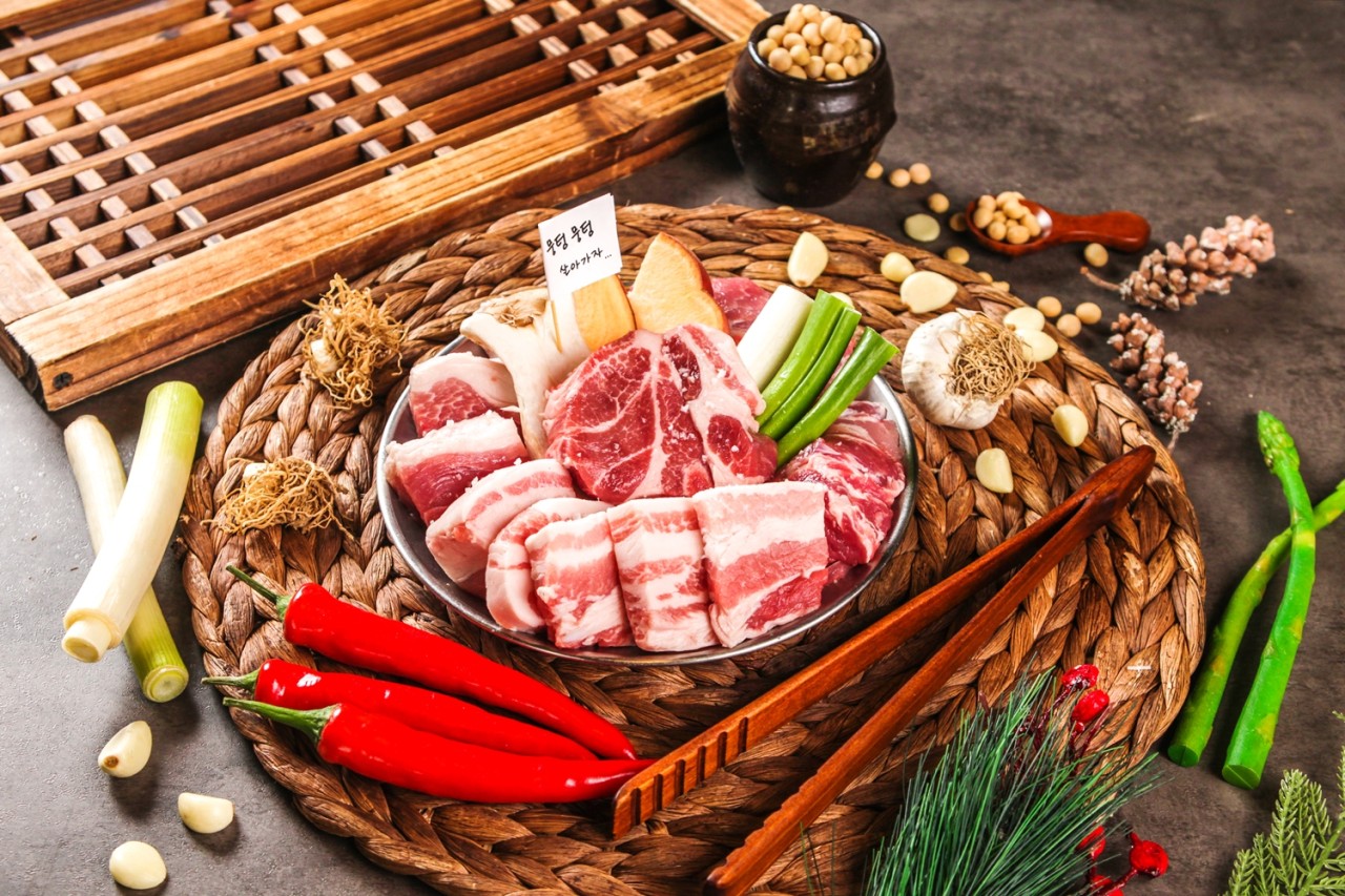 Moong Tung Gangneung Gyodong thick-cut pork searing