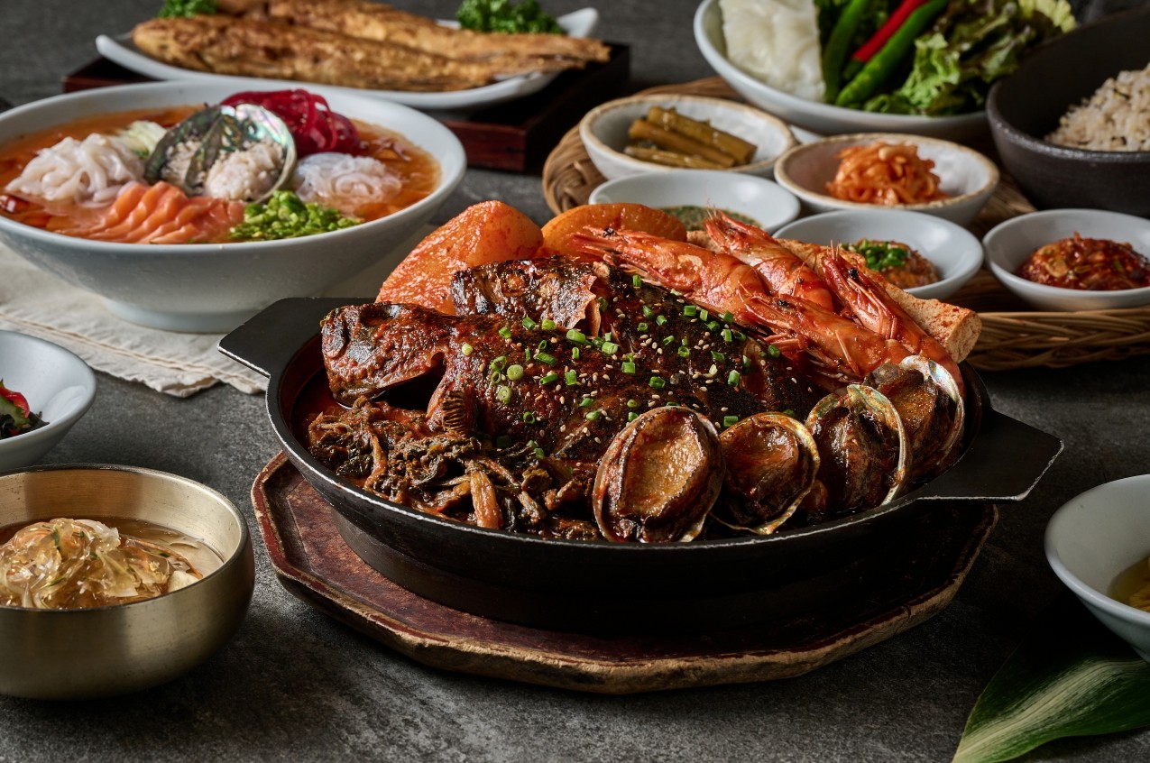 GOZIPDOL WOORUCK Hamdeok table with grilled rockfish and side dishes