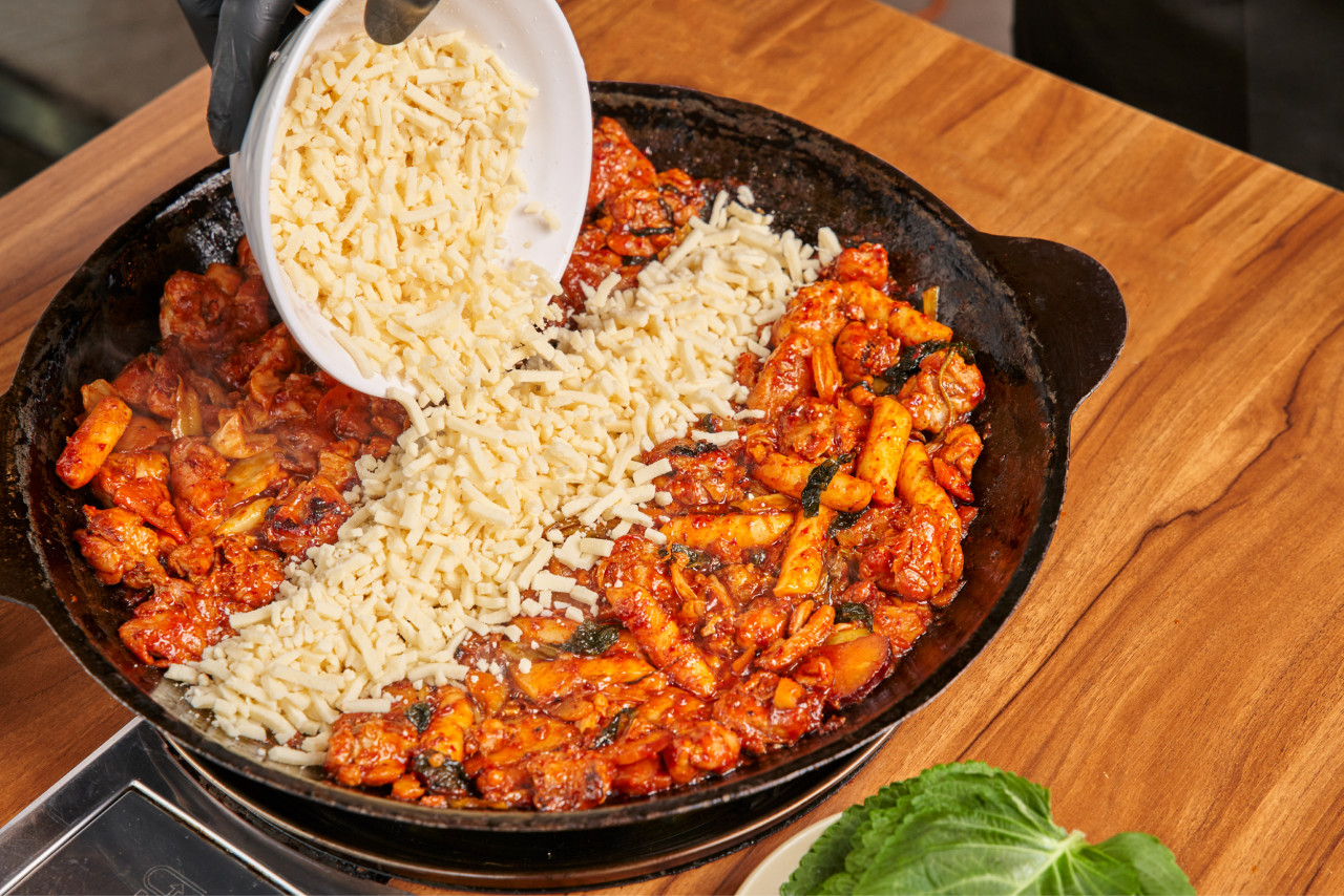 류몽민 논현본점で火で炙られたチーズとトルティーヤ添えタッカルビ