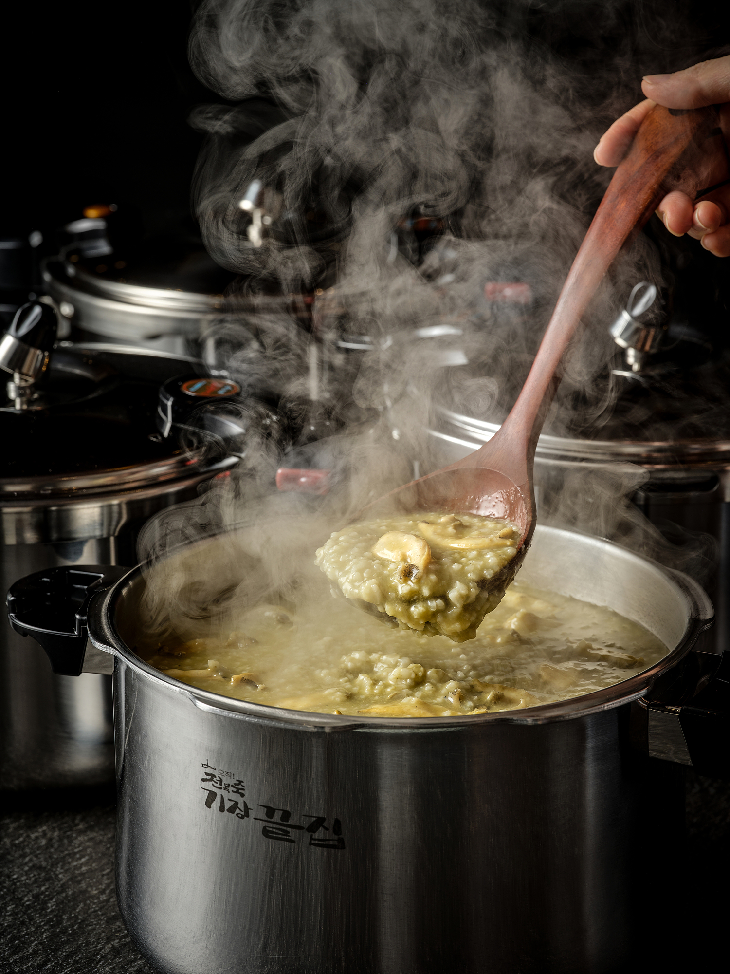 Gijangkkeutjip Ilgwang abalone porridge and side dishes