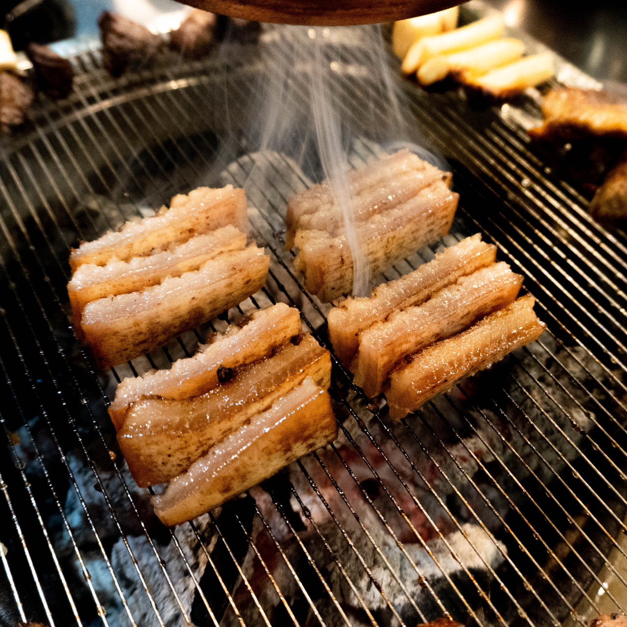 七谷三区分店桌面摆满猪肉及配菜