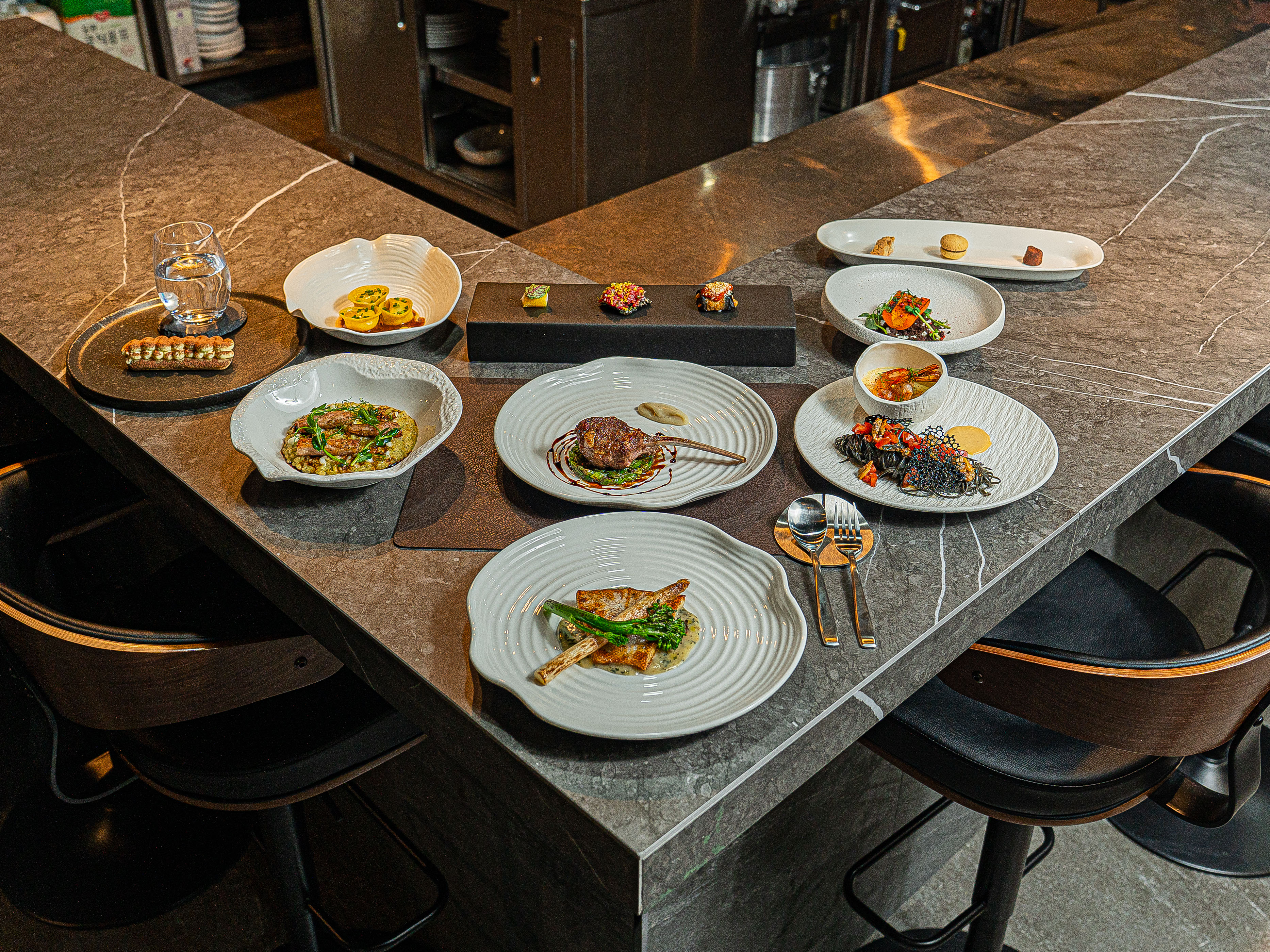 Ilristourante conte モダンイタリアンダイニング、オープンキッチン