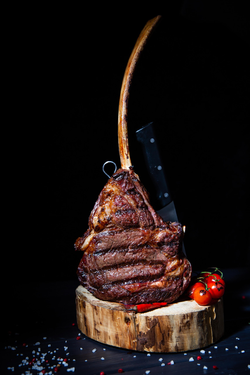 The Gojib碳火战斧牛排摆盘配酒杯