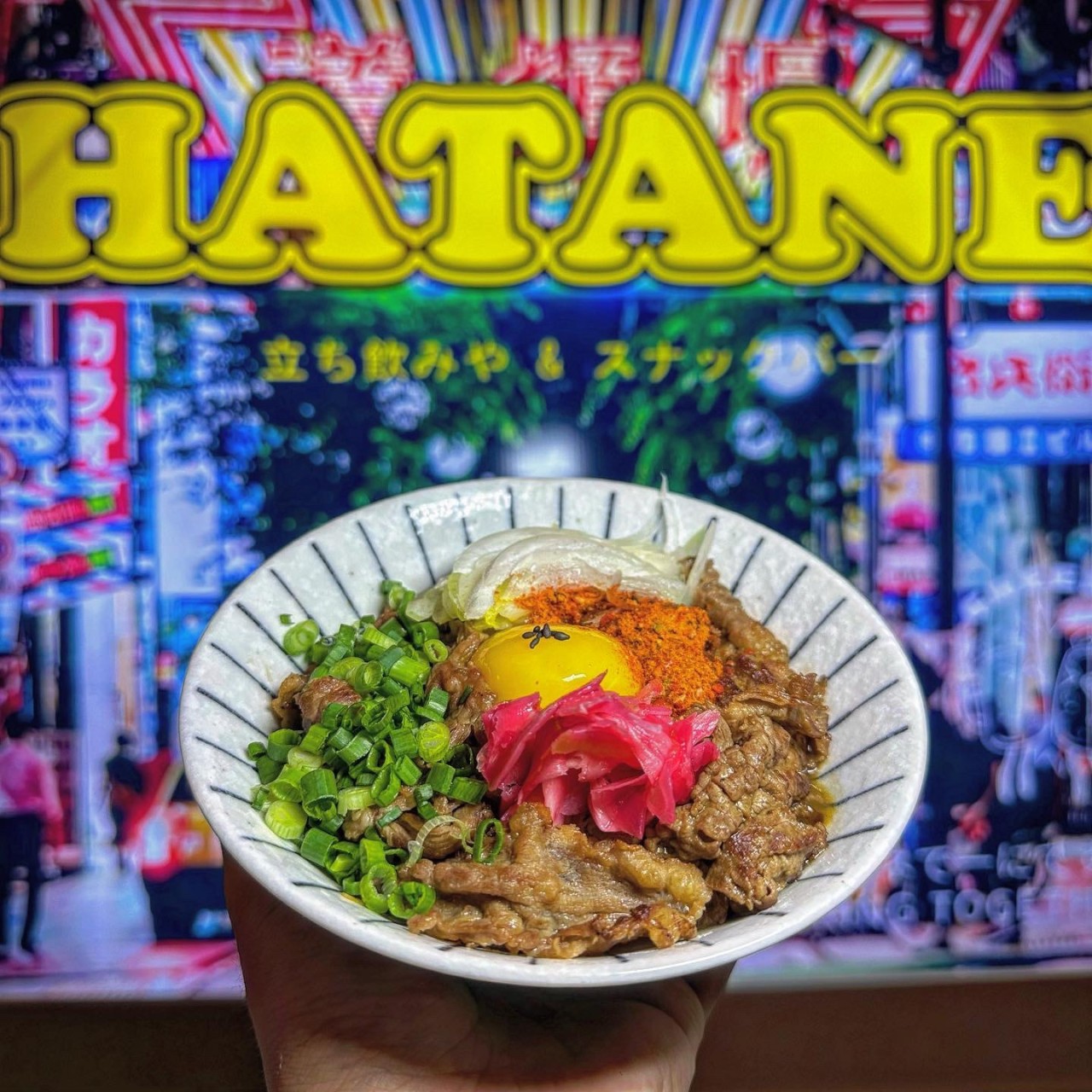 賑やかなハタナエの店内とハイボールやおつまみ