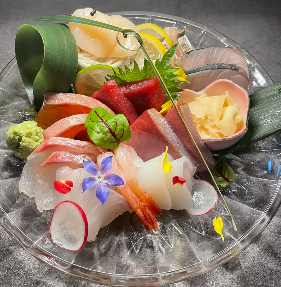 Ijinkan Daeguの現代的居酒屋、カウンター席、刺身、酒が並ぶ