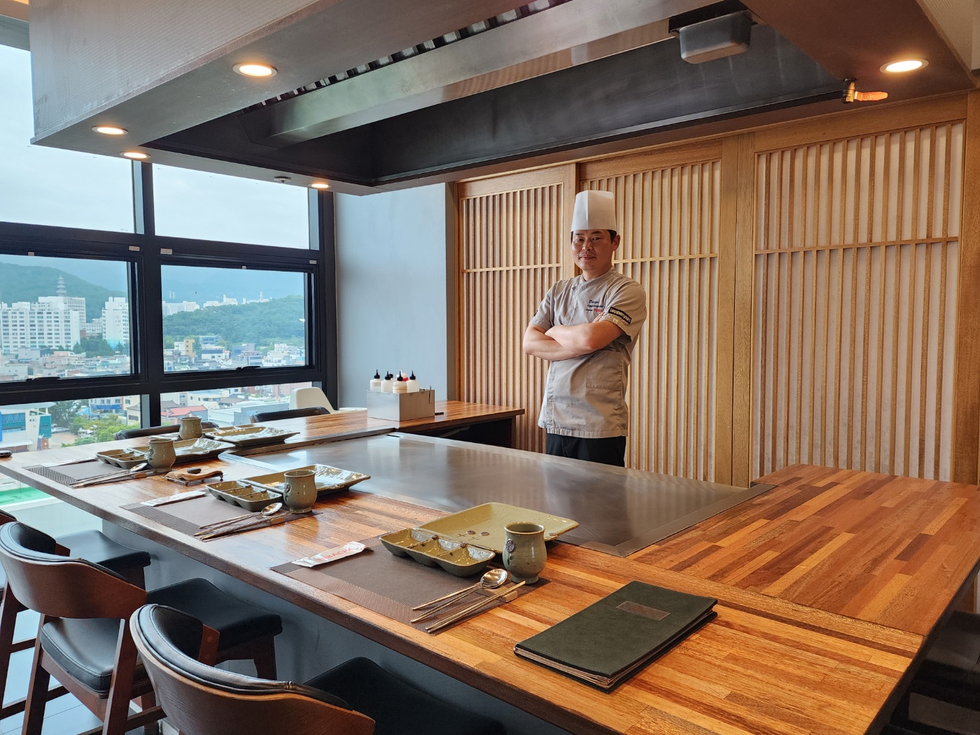 Hibachi铁板烧套餐在吧台精致摆盘