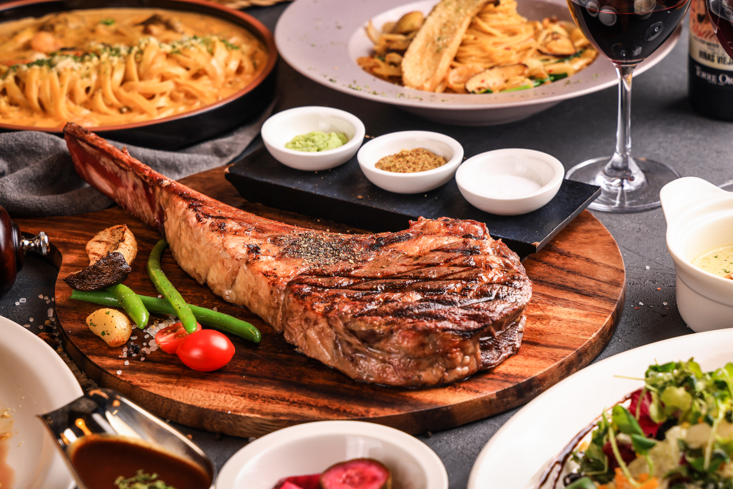 Sizzling steak with garnishes at Jack in New York Cheongnyangni